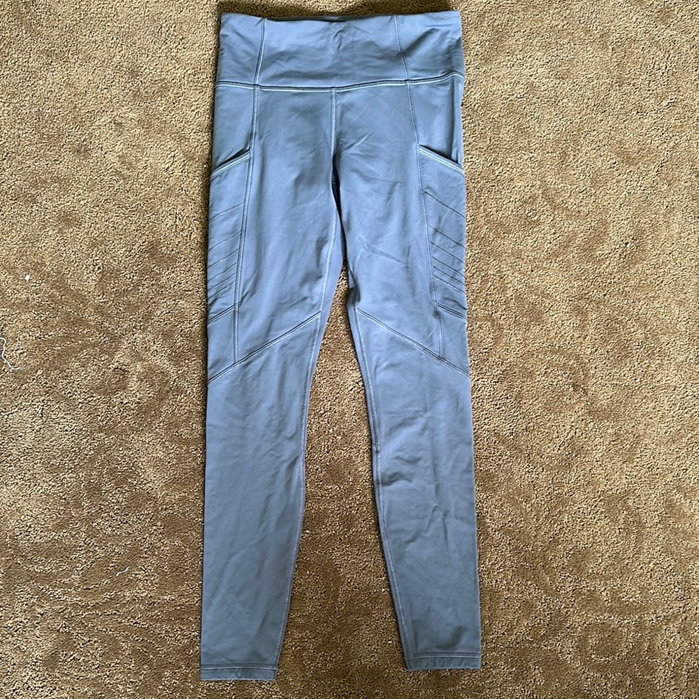 High-Waisted Gray Fleece-Lined Leggings with Pockets